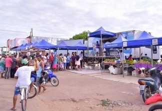 Moradores do bairro Raiar do sol, formam fila para comprar o peixe da semana santa. (Foto: Divulgação)