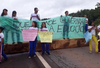 Manifestantes cobram do Governo uma definição sobre o início do ano letivo nas escolas estaduais (Foto: Divulgação)