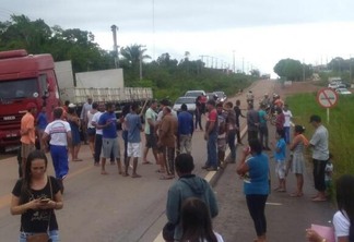 Manifestante fizeram o bloqueio da rodovia para protestar contra a demora no início das aulas nas unidades estaduais (Foto: Divulgação)