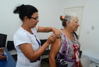 Dona Maria Silva tratou de se imunizar no início da manhã desta segunda-feira, 29 (Foto: Nilzete Franco/Folha BV)