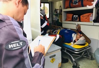 Um dos motociclistas acabou quebrando a perna esquerda, sendo levado para o hospital (Foto: Aldenio Soares)