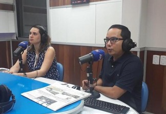 O Jornal da 100.3 é apresentado pelos jornalistas Carolina Cruz e Natanael Vieira (Foto: Minervaldo Lopes/Folha BV)