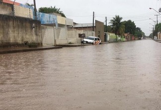 Carro dos Bombeiros acabou ficando submerso no bairro Tancredo Neves (Foto: Aldenio Soares)