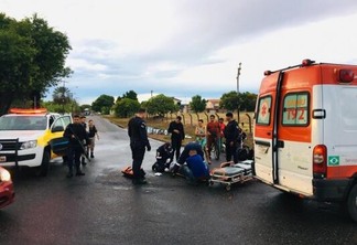 Uma ambulância do Samu foi acionada para fazer o socorro a vítima de atropelamento (Foto: Aldenio Soares)