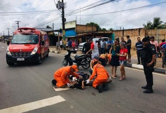 Uma ambulância do Corpo de Bombeiros foi acionada para prestar socorro as vítimas (Foto: Aldenio Soares)