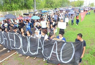 Estudantes repudiam o bloqueio de verbas de universidades públicas e institutos federais (Foto: Diane Sampaio/Folhabv)