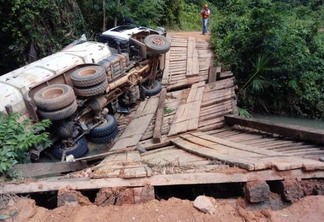 Um caminhão tombou ao passar por cima de uma ponte de acesso a Vila Serra Dourada, na vicinal 02 em Mucajaí  (Foto: Divulgação)
