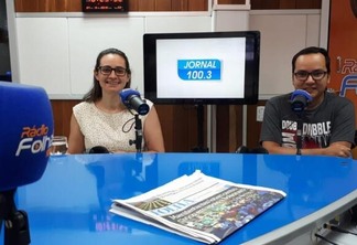O Jornal da 100.3 é apresentado pelos jornalistas Carolina Cruz e Natanael Vieira (Foto: Néia Dutra/Folha BV)
