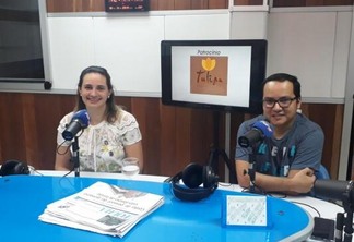 O Jornal da 100.3 é apresentado pelos jornalistas Carolina Cruz e Natanael Vieira (Foto: Minervaldo Lopes/Folha BV)