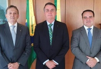 Jair Bolsonaro posa com Floriano Peixoto (esq.) e Jorge Antonio de Oliveira Francisco (dir.) (Foto: Divulgação/Presidência da República)