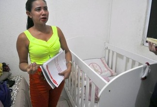Géssica Caroline ainda guarda o enxoval da filha e laudos que comprovam gravidez considerada de alto risco (Foto: Folha BV)