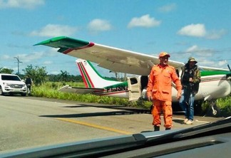 Equipes policiais encontraram cocaína no interior do avião que fez pouso forçado na BR-174 (Foto: Divulgação)