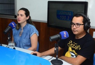 O Jornal da 100.3 é apresentado pelos jornalistas Carolina Cruz e Natanael Vieira (Foto: Nilzete Franco/Folha BV)