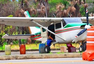 Avião apreendido com cocaína é levado para PF (Foto: Diane Sampaio/Folhabv)