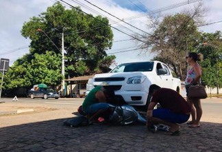A colisão deixou uma mulher sangrando após cair e bater contra o asfalto. (Foto: Aldenio Soares)