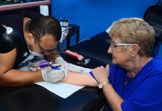 Idosa faz tatuagem pela primeira vez aos 84 anos (Foto: Nilzete Franco/Folhabv)