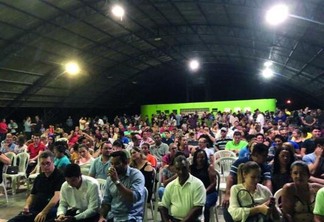 Mais de 600 pessoas estiveram presentes na reunião entre os moradores do bairro, políticos e advogados (Foto: Mariano Melo)