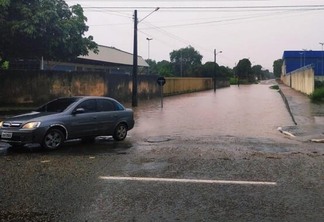 Rua Américo Sarmento Ribeiro, no bairro Tancredo Neves, ficou totalmente tomado pela água (Foto: Aldenio Soares)