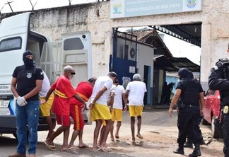 Os primeiros reeducandos chegaram na Cadeia Pública por volta das 9h45 (Foto: Diane Sampaio/Folha BV)