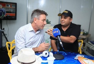 O governador Antonio Denarium durante entrevista à Rádio Folha FM 100. 3 (Foto: Ascom governo)