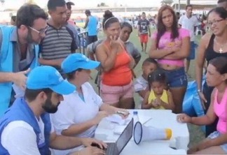 Venezuelanos recebem ajuda humanitária em Boa Vista, Roraima (Foto: Reprodução/TV Câmara)