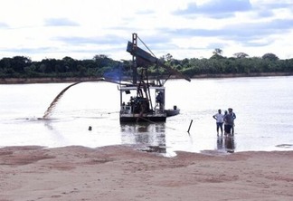 No final do mês de novembro, a embarcação desceu por cerca de 10 quilômetros e encalhou em um banco de areia. (Foto: Raimundo Lima/SecomRR)