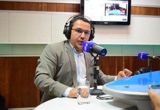 O vereador Ítalo Otávio foi um dos entrevistado do Jornal da 100.3 (Foto: Diane Sampaio/ FolhaBV)