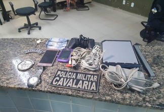 Além do celular, com a dupla foram encontrados outros materiais eletrônicos (Foto: Divulgação/Polícia Militar de Roraima)