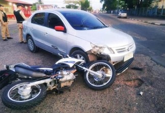 A motocicleta teve a frente destruída, já o carro teve danos no para-choque dianteiro e no paralama (Foto: Aldenio Soares)