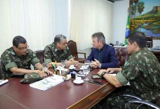 Comandante da Operação Acolhida, general Antônio Manoel de Barros, em encontro com o governador Antônio Denarium