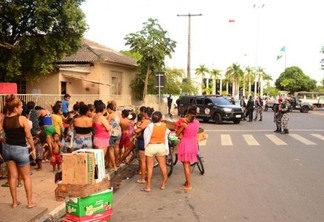 Quatro viaturas bloquearam a Avenida Mario Homem de Melo (Foto: Nilzete Franco/FolhaBV)
