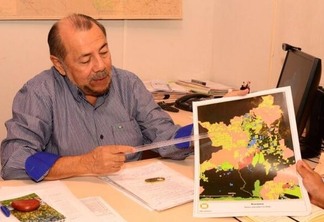 O gerente regional da ANM, Ademir Junes dos Santos, mostrando onde estão concentradas todas as requisições (Foto: Nilzete Franco/Folha BV)