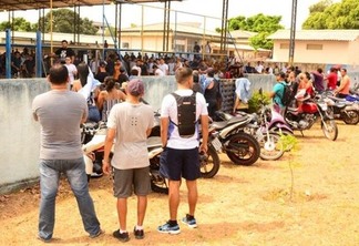 Familiares e amigos acompanham testes físicos do concurso da PM (Foto: Nilzete Franco/FolhaBV)
