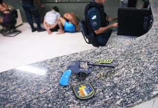 Os suspeitos foram presos e levados para o Plantão Central do 5º Distrito Policial (Foto: Aldenio Soares)