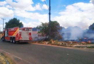 Um incêndio atingiu um terreno baldio causando transtornos para os moradores do bairro Alvorada na tarde desse domingo (29) (Foto: Aldenio Soares)