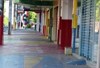 As lojas dos centros comerciais permanecem fechadas (Foto: Nilzete Franco/FolhaBV)