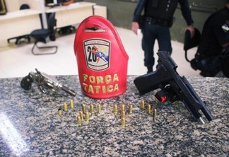 A pistola da dupla foi apreendida com 16 munições intactas e uma deflagrada (Foto: Aldenio Soares/FolhaWeb)