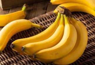 Você pode dar uma leve higienizada na casca da banana antes de começar suas receitas (Foto: Diane Sampaio/FolhaBV)