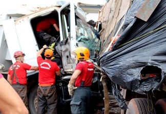 José que dirigia o caminhão ficou preso às ferragens da cabine do veículo (Foto: Neia Dutra/FolhaBV)