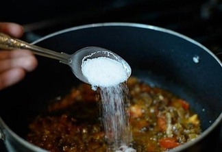 Apesar de ser essencial na cozinha o sal em excesso traz seus males à saúde (Foto: Divulgação)