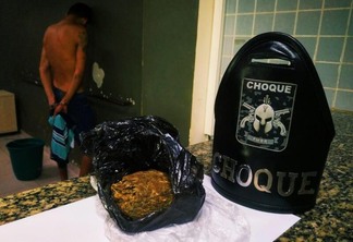 Droga foi encontrada no quintal da residência (Foto: Aldênio Soares)