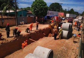 Trabalhadores ficaram soterrados  (Foto: Aldênio Soares)