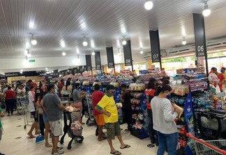 O decreto prevê o funcionamento das 08h às 20h do comércio varejista de alimentos (Foto: Diane Sampaio/FolhaBV)