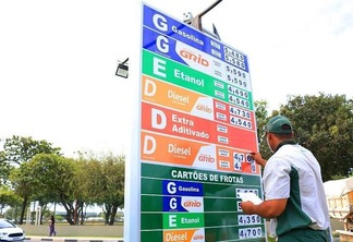 O reajuste na gasolina e no diesel foi concedido às refinarias, mas o aumento para o consumidor fica a critério dos donos de postos (Foto: Diane Sampaio/FolhaBV)