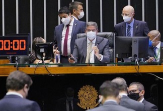 Agora os parlamentares analisam destaques que podem retirar trechos da proposta (Foto: Pablo Valadares/Câmara dos Deputados)