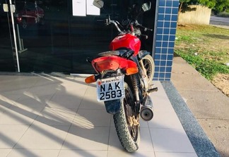 Diante dos fatos, o condutor e a motocicleta de placa NAK 2583 foram encaminhados à Delegacia (Foto: Aldenio Soares)