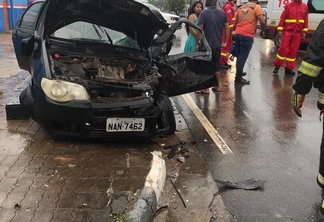 O veículo ficou destruído com o impacto (Foto: Diane Sampaio)