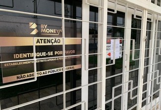 Um comunicado está fixado na porta da empresa (Foto: Diane Sampaio/FolhaBV)