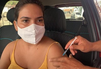 Patrícia Santos, de 32 anos, foi uma das vacinadas (Foto: Diane Sampaio/FolhaBV)