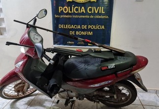 Motocicleta da vítima e as armas do crime apreendidas (Foto: PCRR)